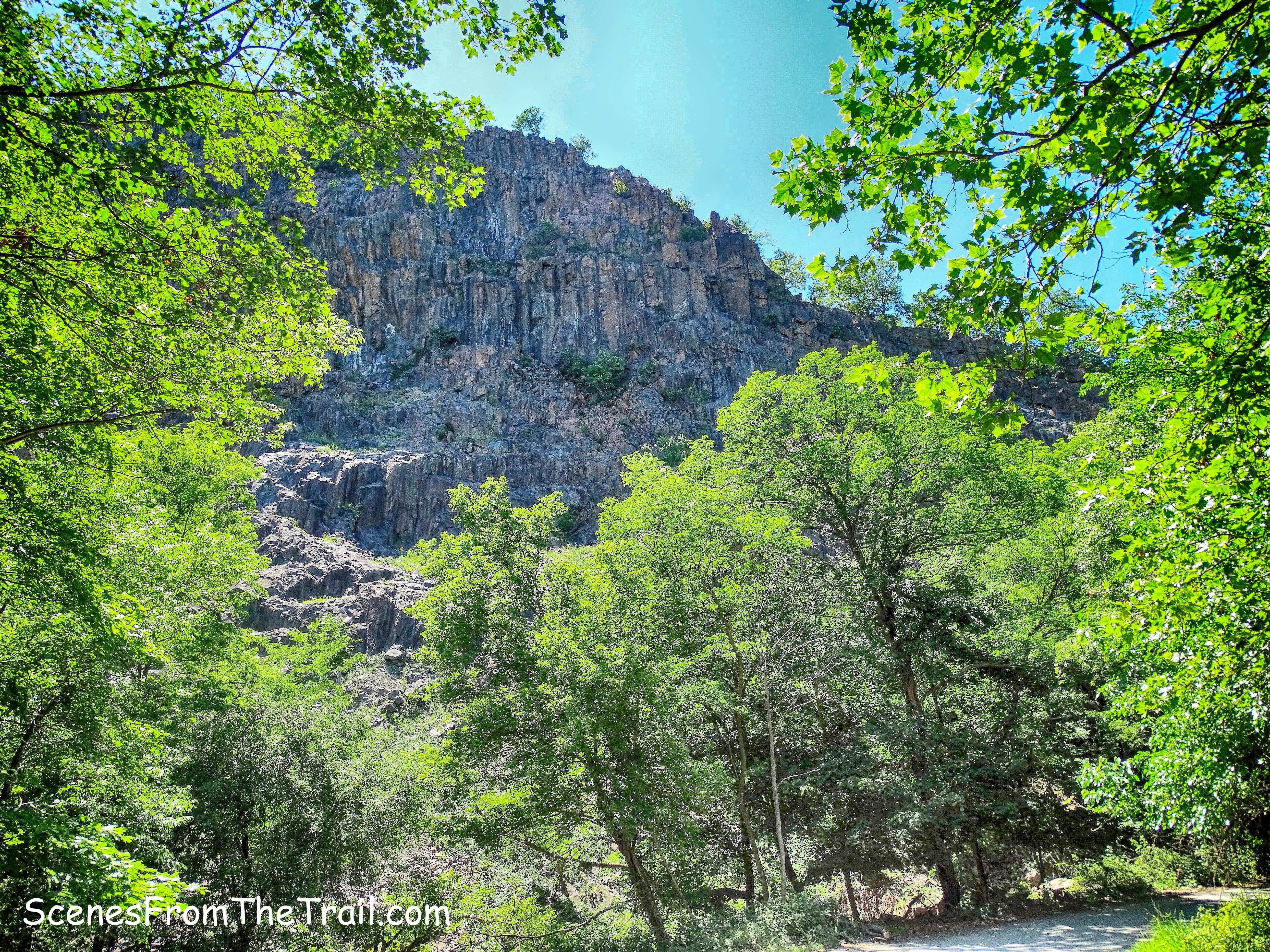 cliffs of Hook Mountain