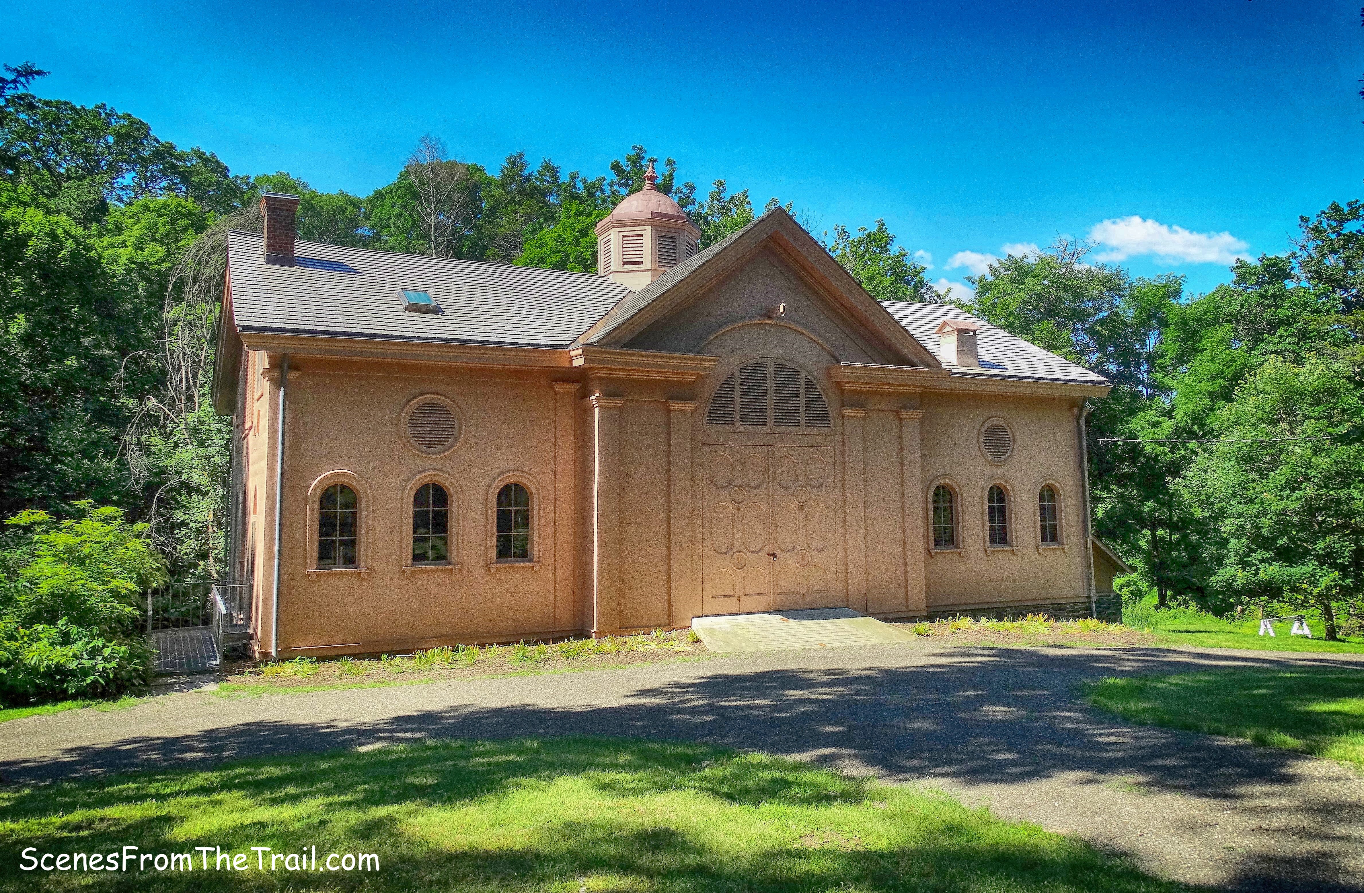 coach house