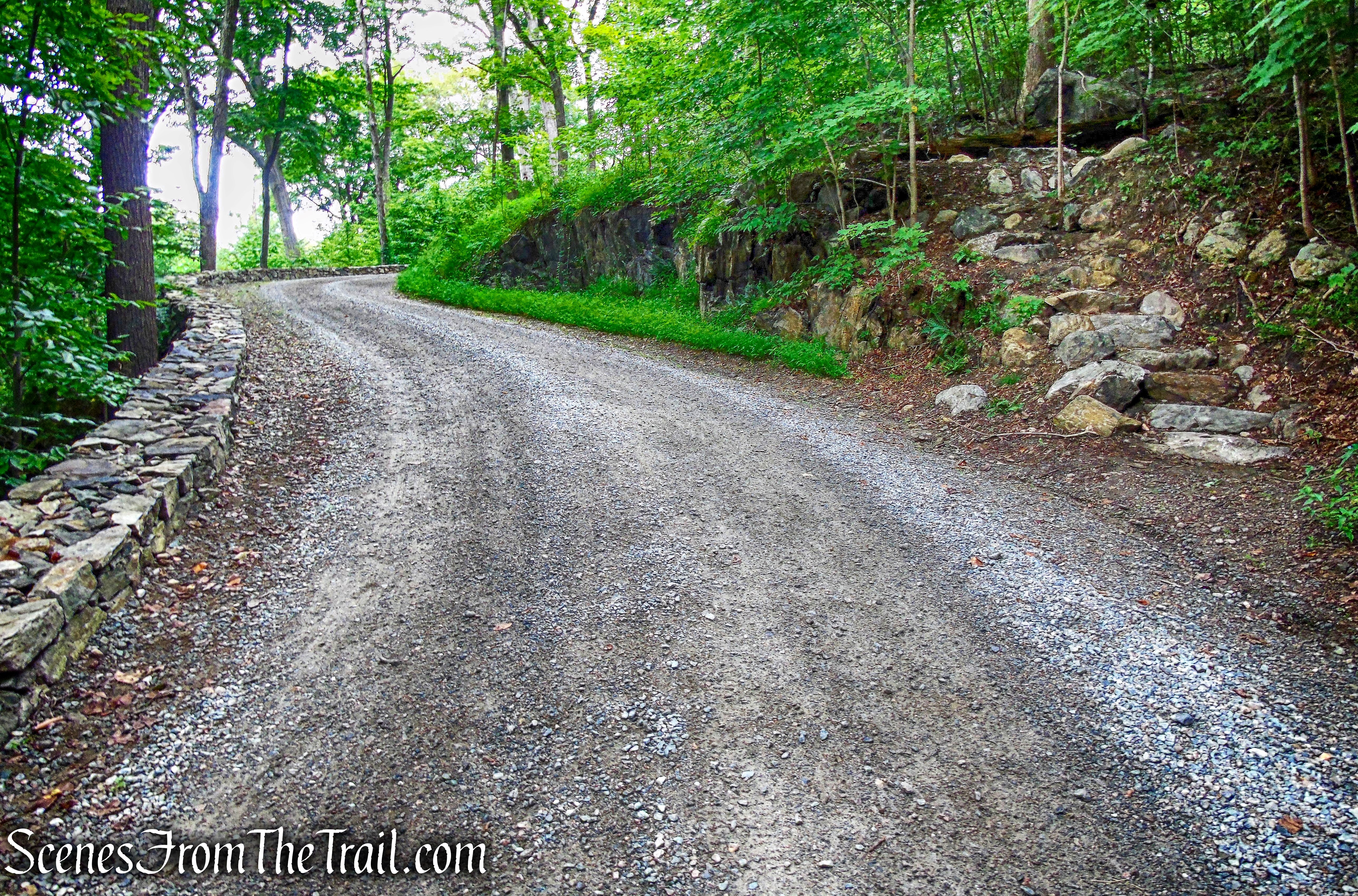 turn right on yellow-blazed Copper Mine Trail