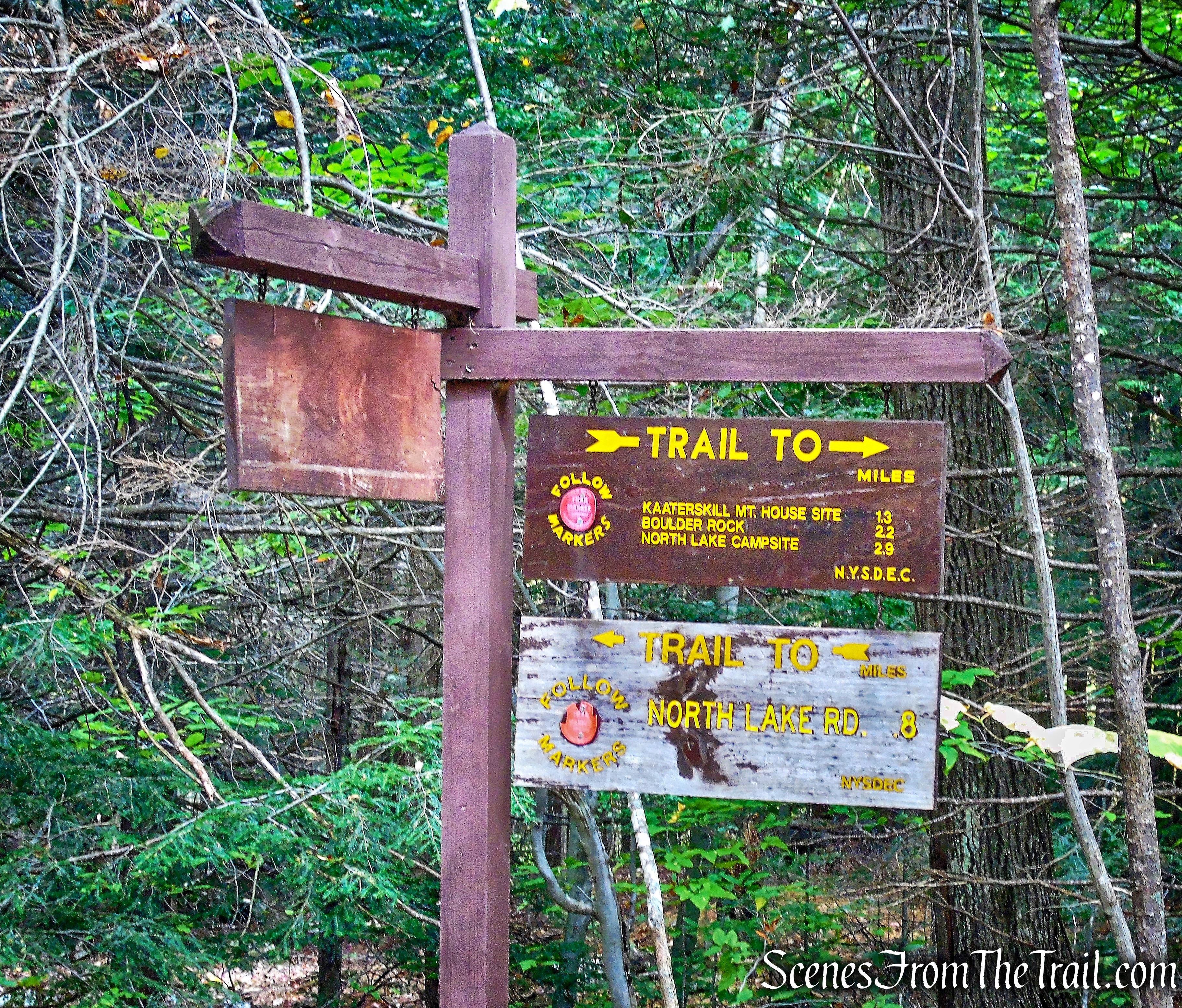 turn left on co-aligned yellow-blazed Horse/red-blazed Scutt Road Trails