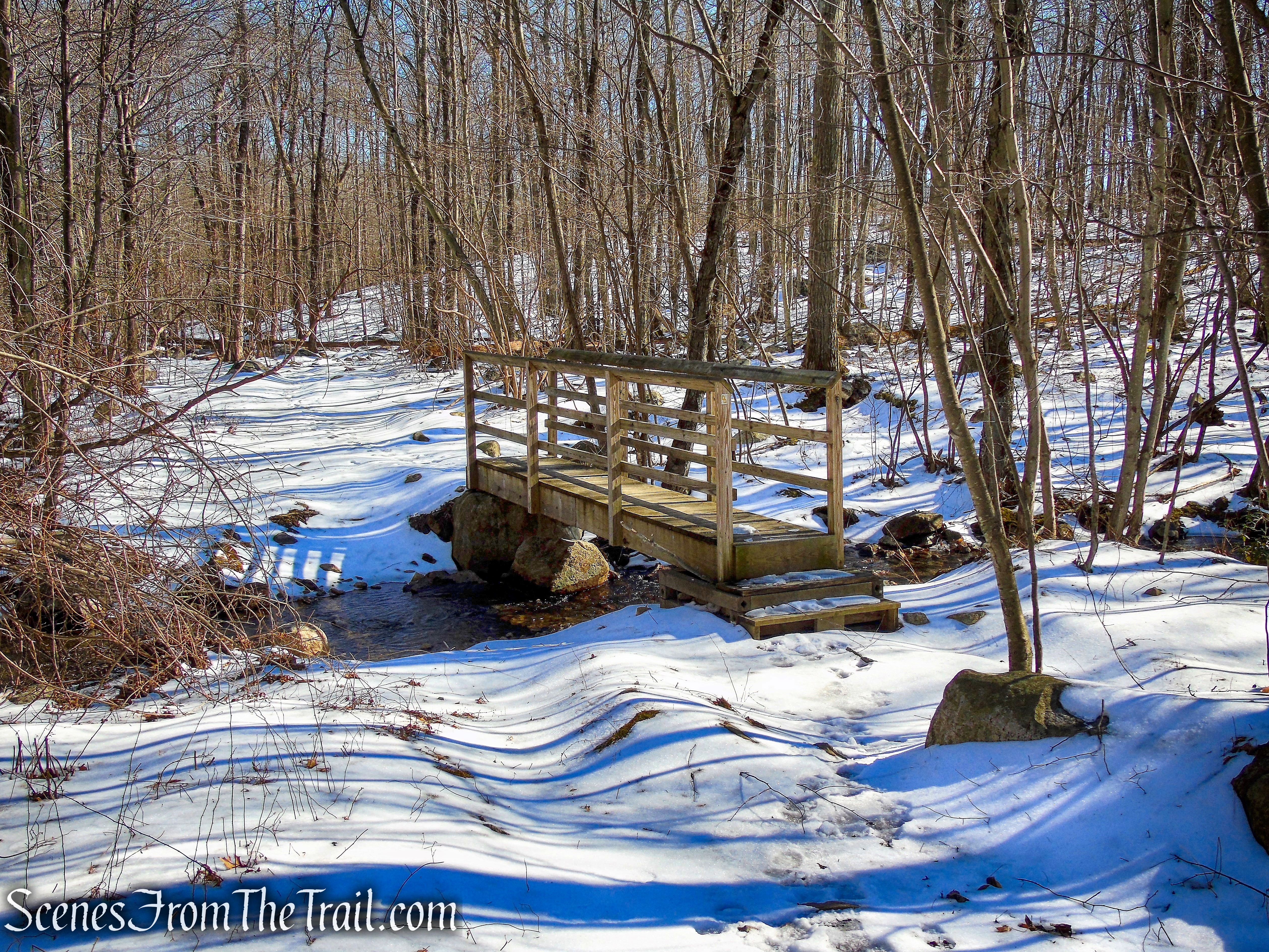 retrace your steps across the footbridge - Doris Duke Trail