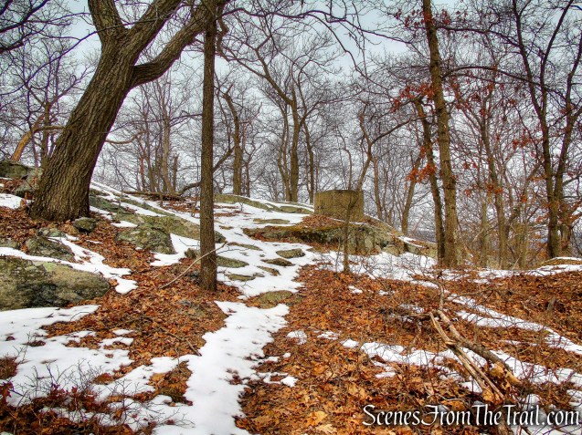 turn right on unmarked footpath
