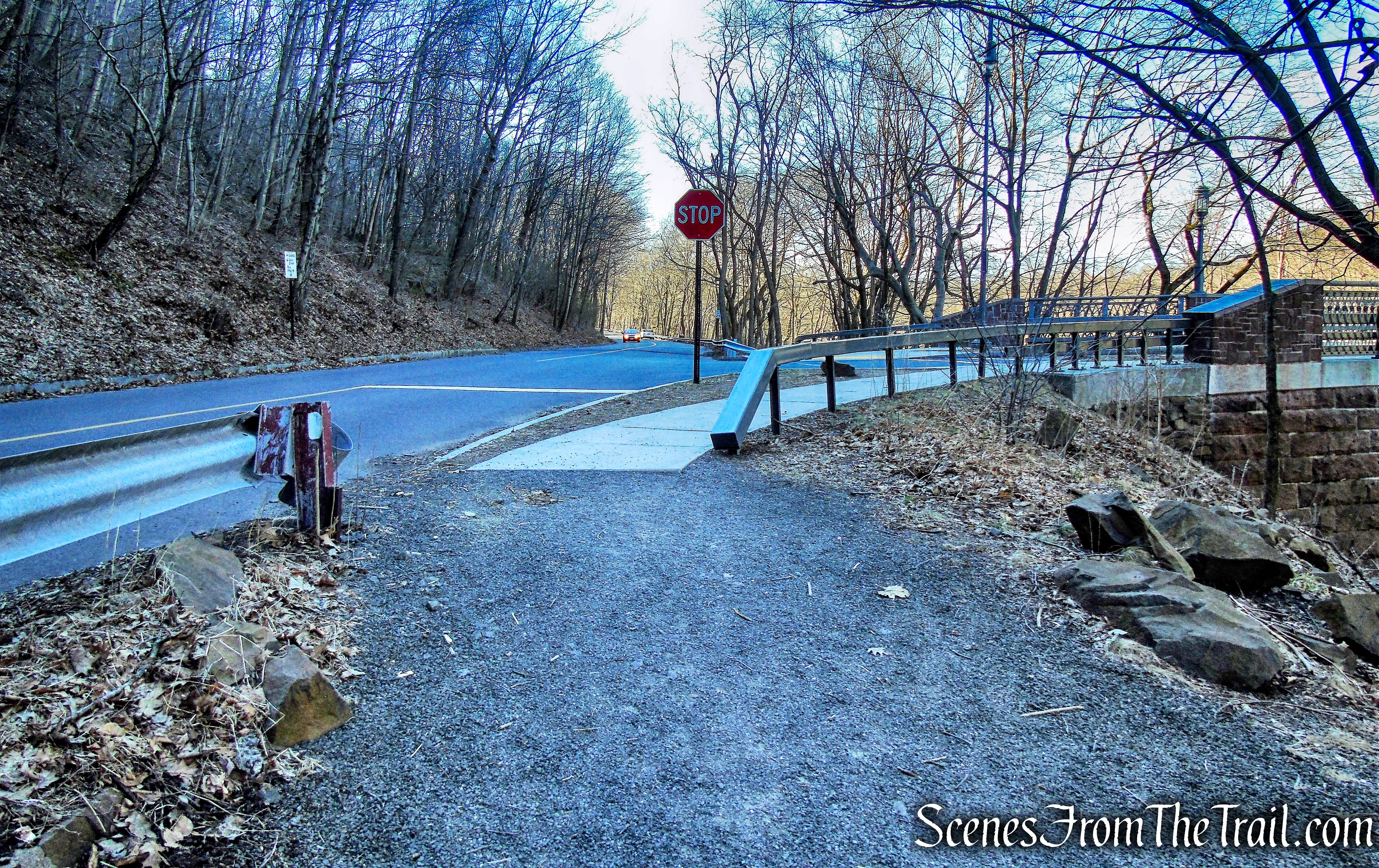 White Trail crosses East Rock Road