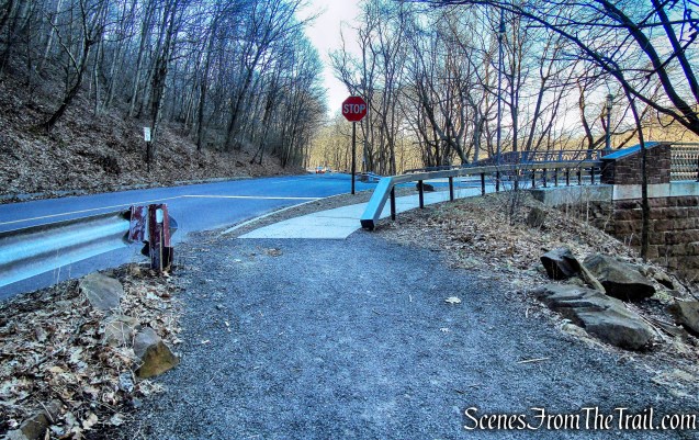 White Trail crosses East Rock Road