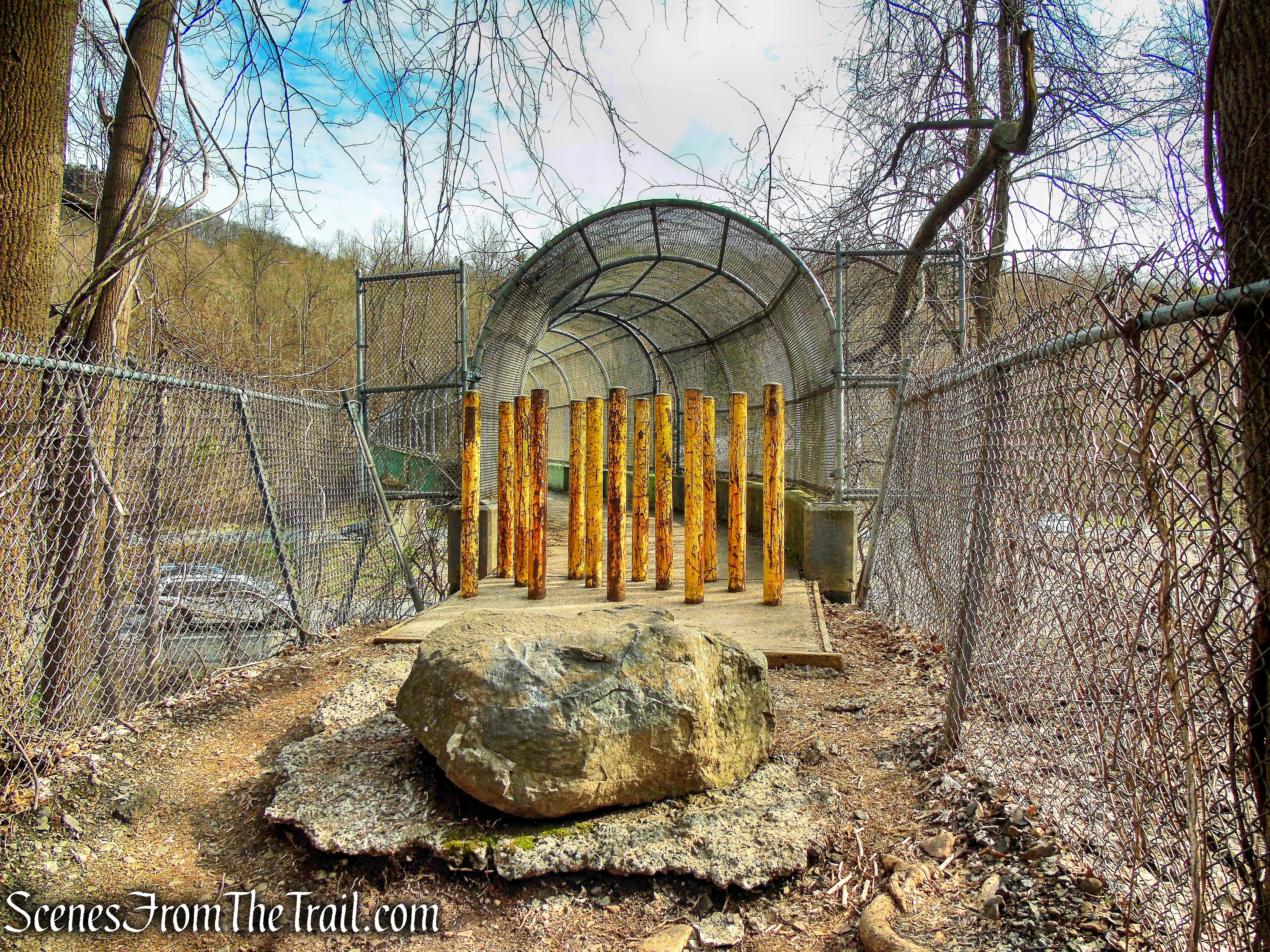 pedestrian bridge - White Trail - Hubbard Park