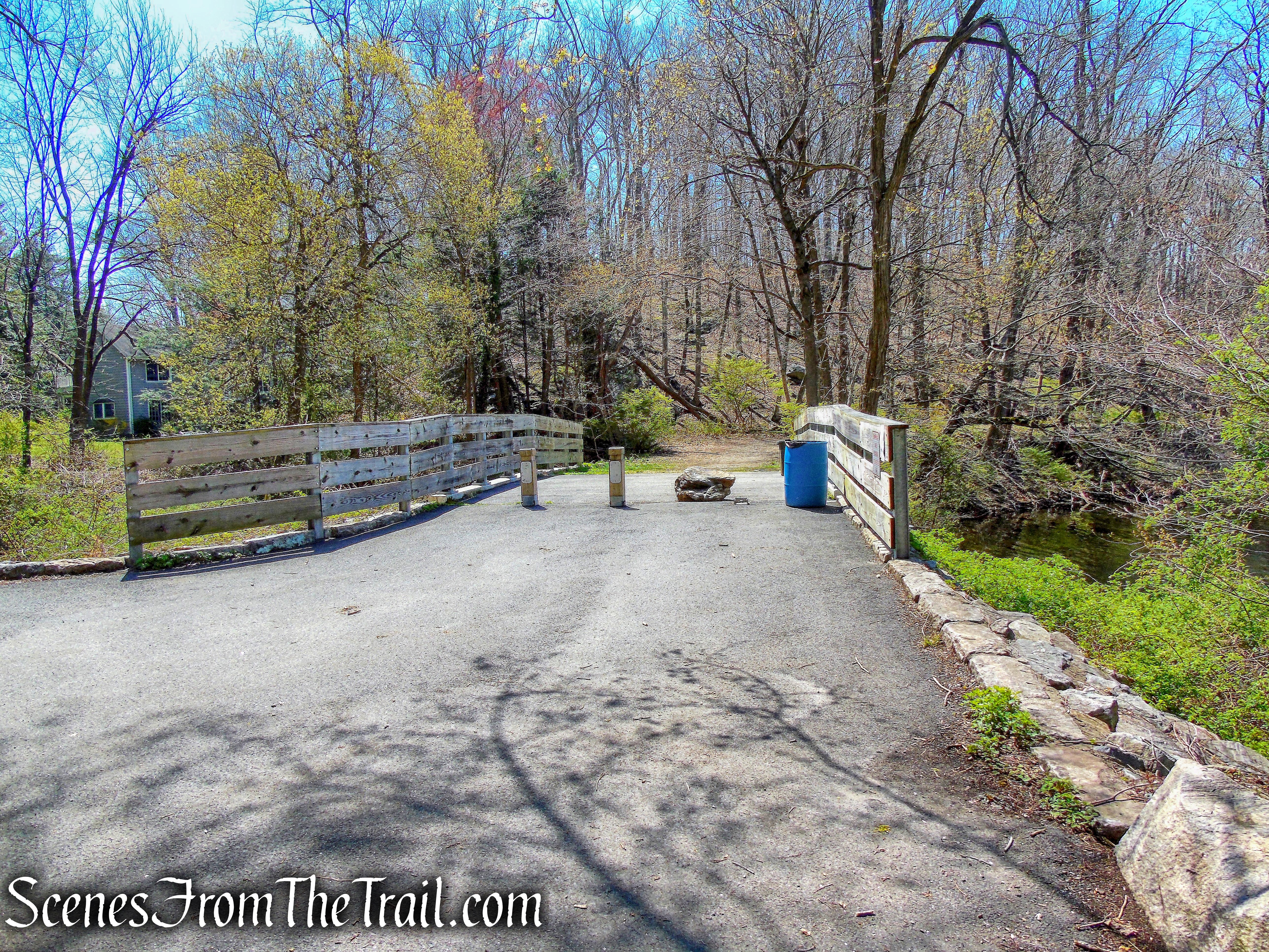 Pocantico Lake Road Trailhead