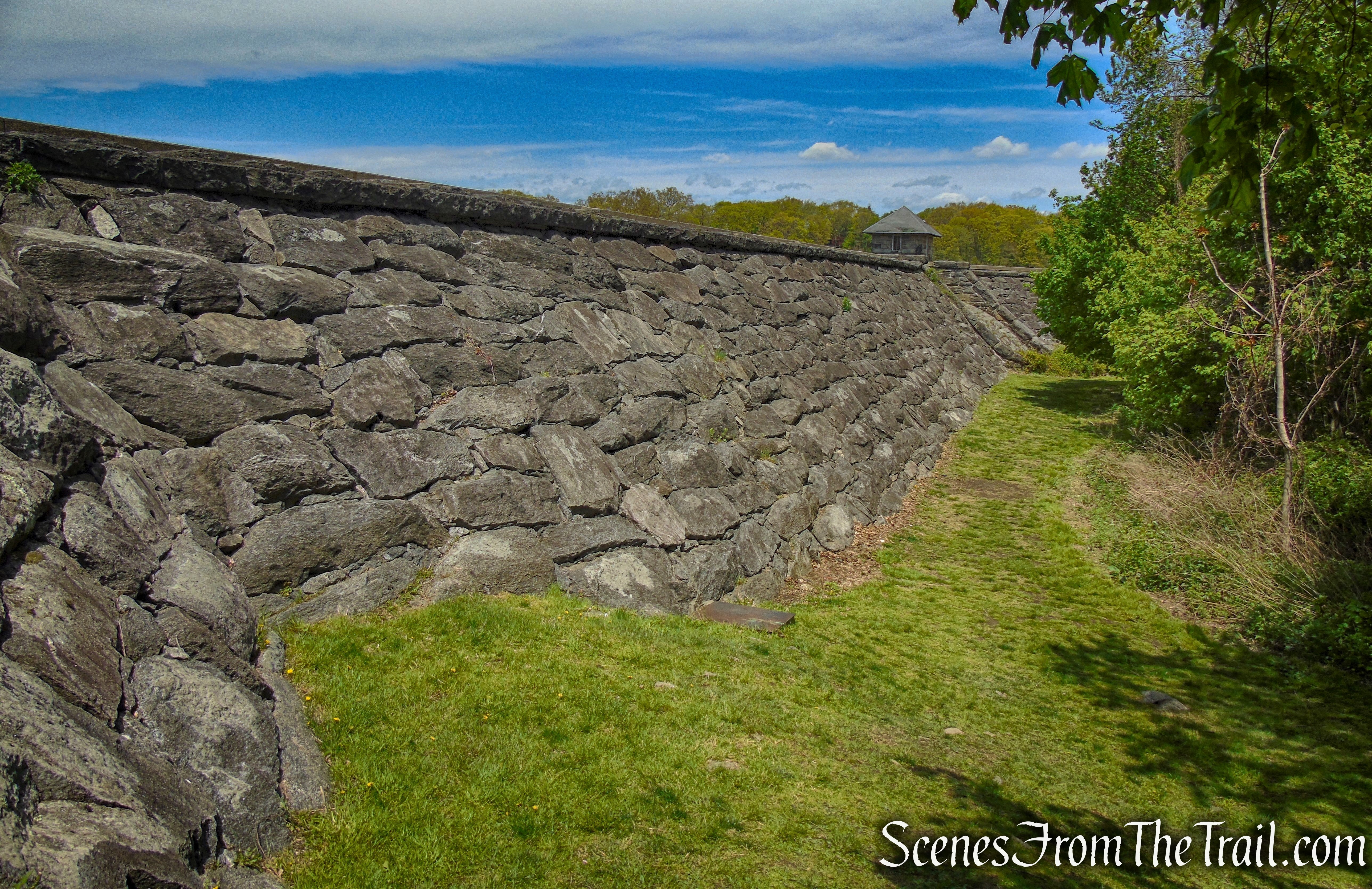 turn right to remain on Upper Trail