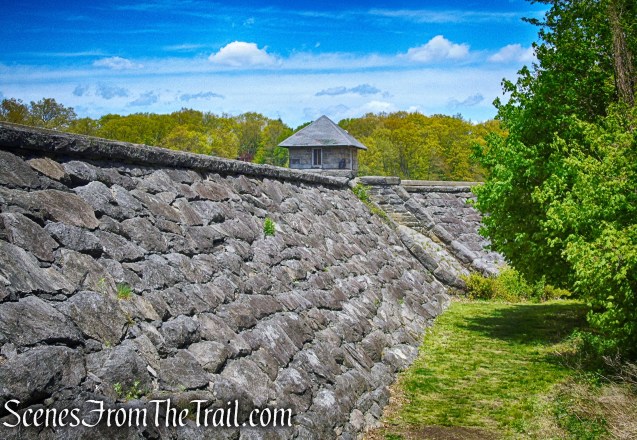 turn right to remain on Upper Trail