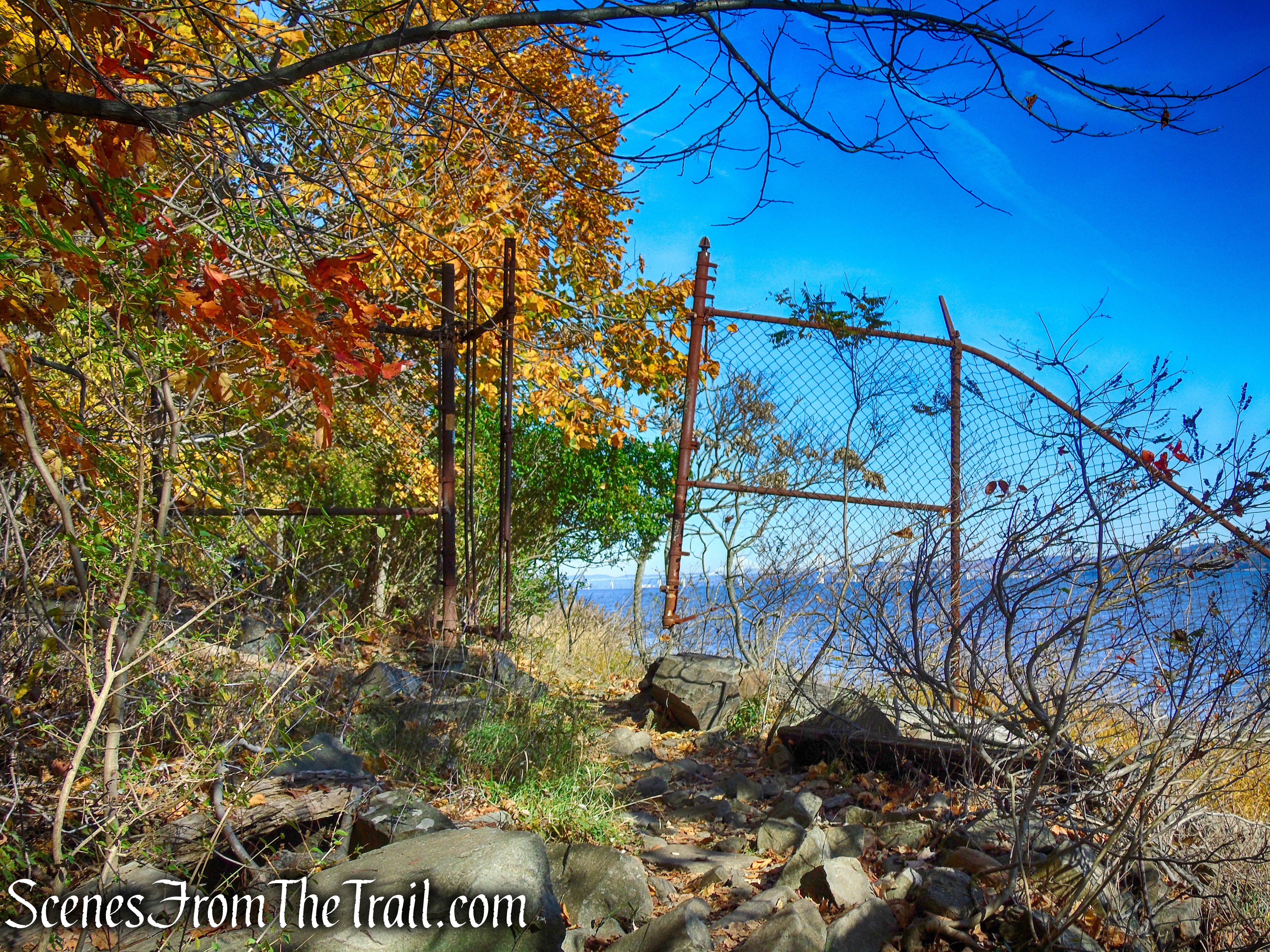 NY/NJ border fence - Shore Trail
